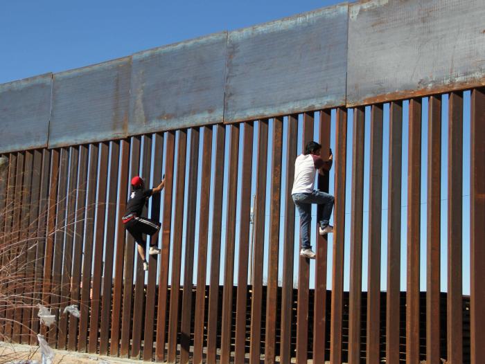 El famoso muro que separará la frontera entre EE. UU. y México será construido con un impuesto del 20% a las exportaciones de México.