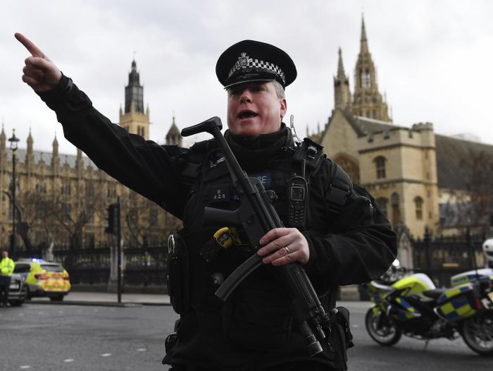 Según los medios británicos, el hombre atropelló a un grupo de 20 personas. Por el momento las autoridades informaron que 4 personas resultaron muertas en este ataque registrado frente al Parlamento británico.