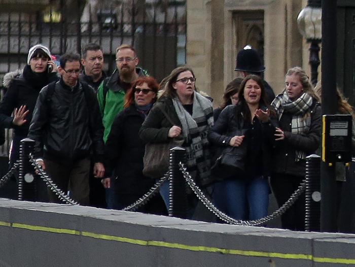 Cientos de personas fueron evacuadas tras el ataque. Las autoridades de Londres indicaron que las personas fueron atropellaras mientras cruzaban el puente Westminster, el cual es un sitio frecuentado por turistas.