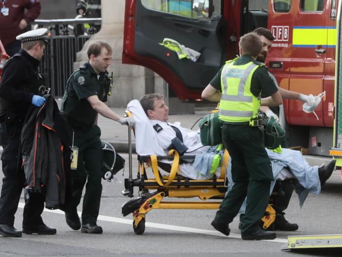 Por el momento las autoridades informaron que 4 personas resultaron muertas en este ataque registrado frente al Parlamento británico. Entre ellas se encuentra el atacante, quien fue muerto por la policía londinense.