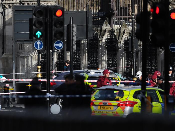 Las autoridades de Londres realizan el levantamiento de los cuerpos en la zona cercana al Parlamento.