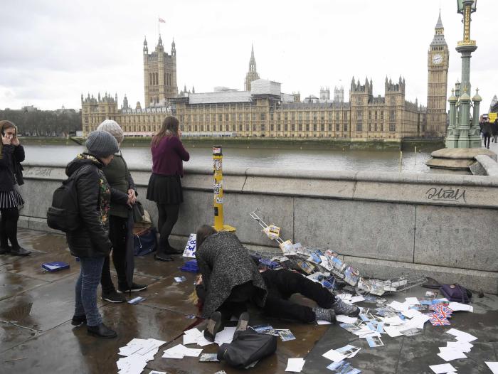 Algunos de los heridos recibieron ayuda de los transeúntes del puente Westminster.