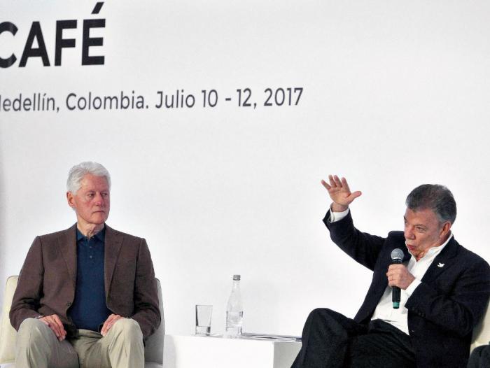 En la fotografía aparecen de izquierda a derecha, Bill Clinton, exmandatario estadounidense, y el presidente Juan Manuel Santos.