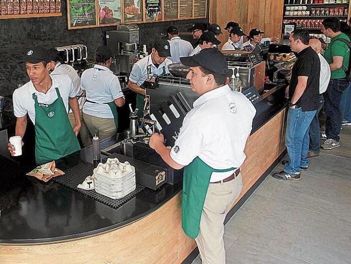 Inauguró un Starbucks en el centro comercial El Tesoro, en Medellín.