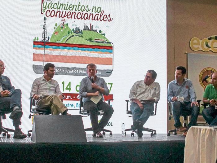 César Loza, presidente de la USO, y Darío Echeverry, alcalde de Barrancabermeja, en el panel político ‘Reglamentación, autosuficiencia y economía’, del Primer Foro de yacimientos no convencionales.