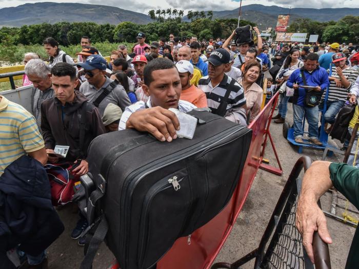 Venezolanos cruzan masivamente hacia Colombia