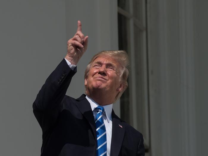 Trump ve el eclipse sin lentes especiales