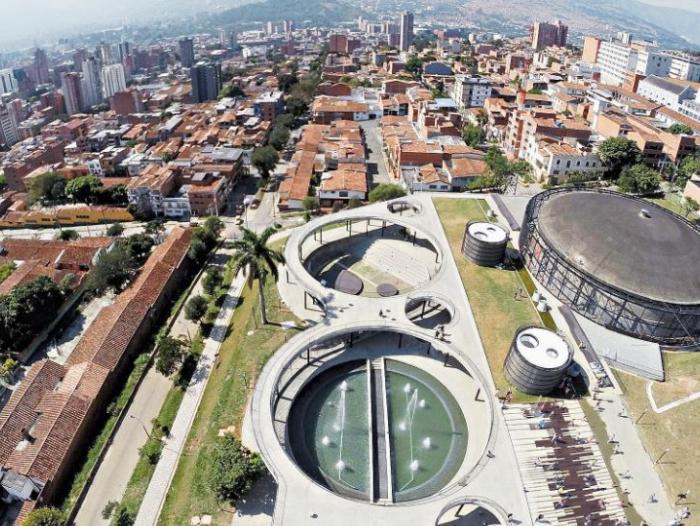 La obra Unidades de Vida Articulada (UVA) fue construida a partir de tanques de almacenamiento de agua.