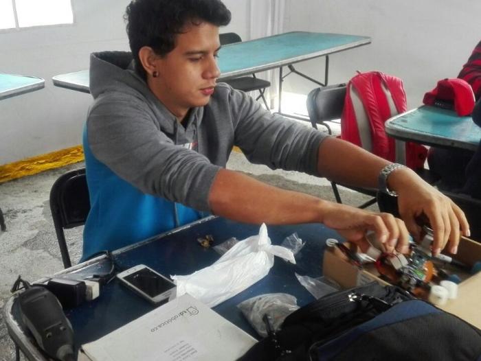 Estudiante colombiano gana torneo de robotica