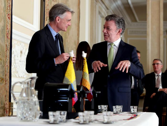 El presidente de Colombia, Juan Manuel Santos, junto con el CEO de Nespresso, Jean-Marc Duvoisin.