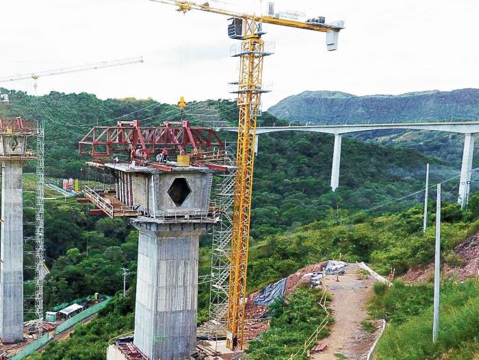 Pilas del segundo viaducto de Gualanday (izq.), y primer viaducto ya listo (al fondo)