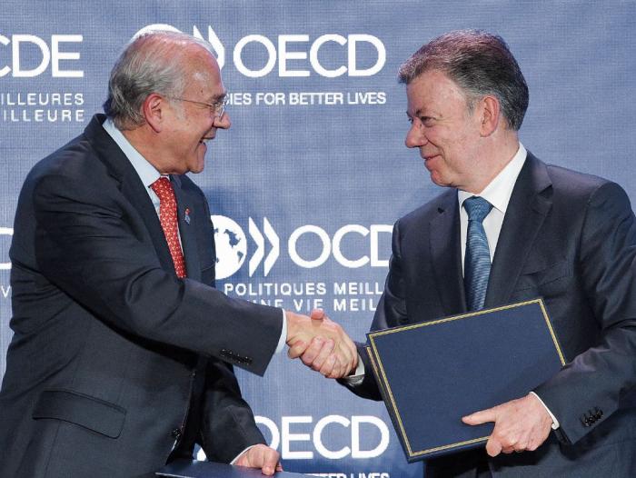 José Ángel Gurría, secretario General de la Ocde, junto al presidente Juan Manuel Santos, tras la firma del acuerdo.