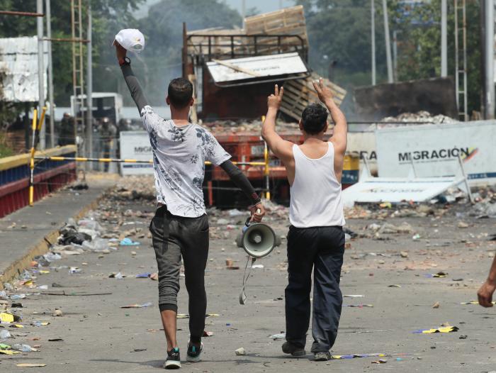 Así fue el momento en el que manifestantes retiraron camión del puente Tienditas