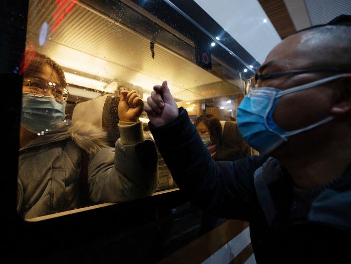 Coronavirus Equipo médico en tren a Wuhan