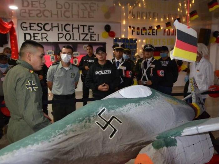 Policía en evento con iconos nazi