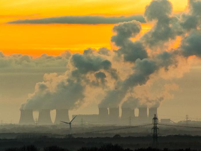 BBC Mundo: Planta generadora tradicional emitiendo CO2