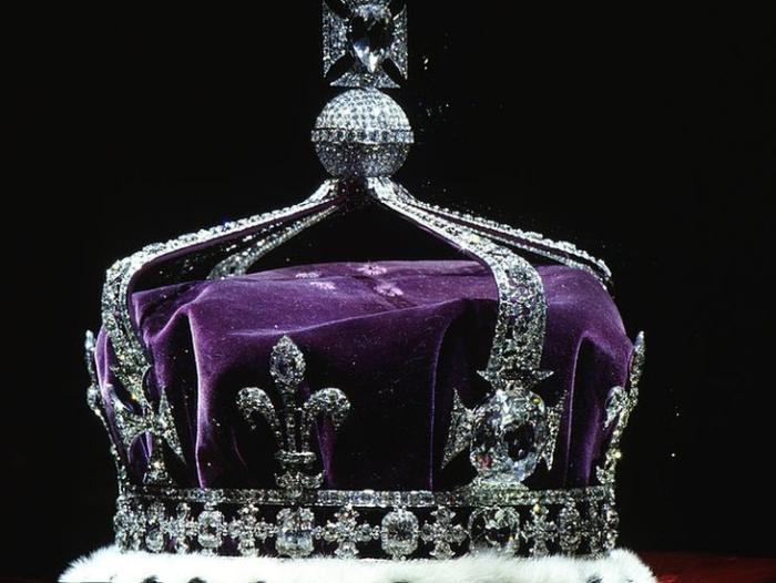 BBC Mundo: La corona de la reina Isabel, la reina madre (1937), hecha de platino y que contiene el famoso diamante Koh-i-noor junto con otras gemas.