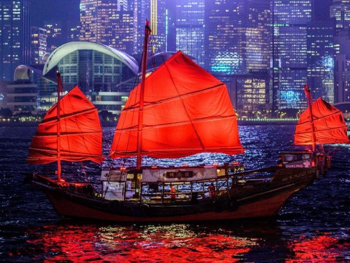 BBC Mundo: Un tradicional barco turístico de madera navega en las aguas del puerto de Victoria en Hong Kong.