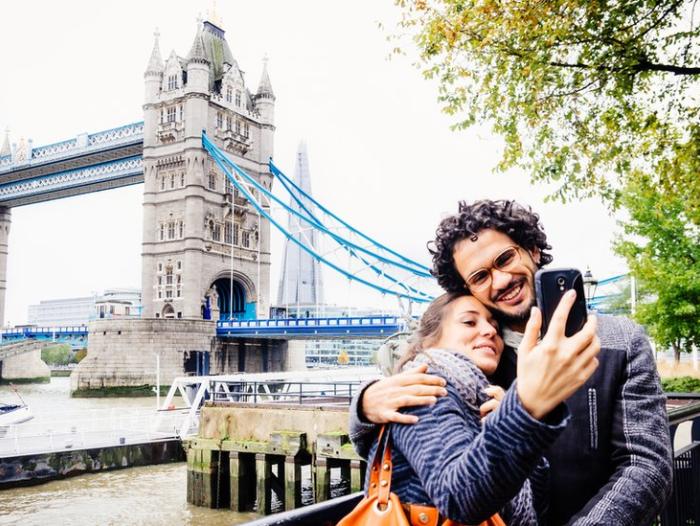 BBC Mundo: Una pareja se toma una foto frente al Puente de la Torre, en Londres