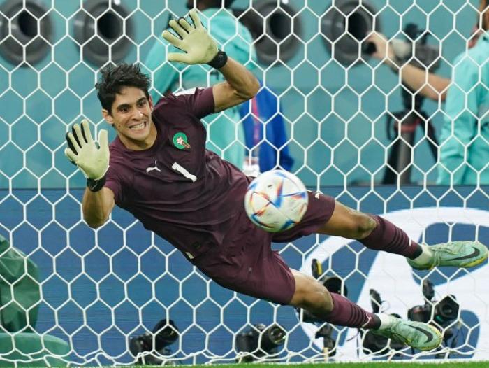 BBC Mundo: Yassine Bounou detiene el tercer tiro penal durante el partido de octavos de final de la Copa Mundial de la FIFA Qatar 2022 entre Marruecos y España.