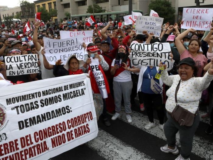 BBC Mundo: Protesta en Lima por el cierre del Congreso y la liberación de Castillo.