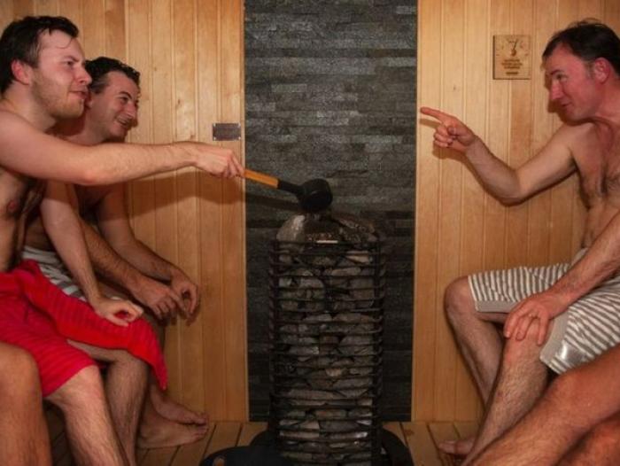 El periodista de la BBC James Landale (derecha) en la sauna de la embajada de Finlandia en Reino Unido.