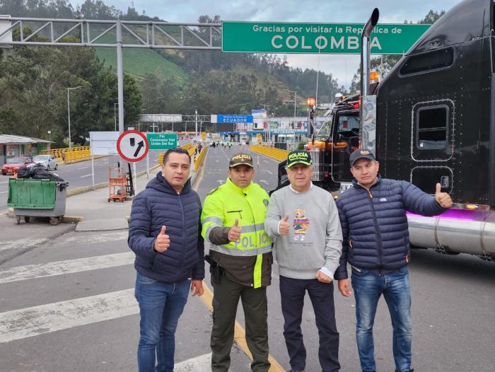 Paso de camiones colombianos hacia Ecuador