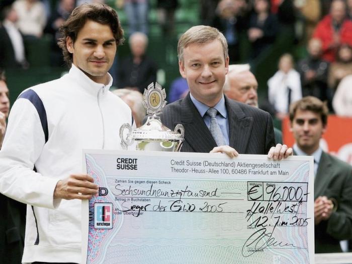 BBC Mundo: Roger Federer recibe un cheque de Credit Suisse tras ganar un torneo de tenis en 2005 en Alemania.