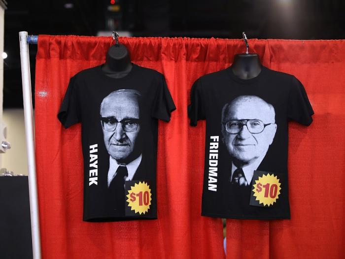 BBC Mundo: Una camisa con los rostros de Milton Friedman y Friedrich Hayek