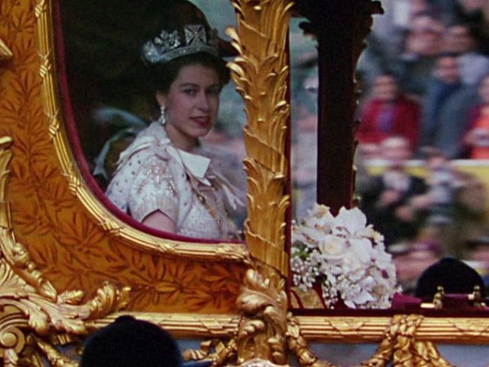 BBC Mundo: Isabel II en su viaje "horrible" en el Gold State Coach el día de su coronación, en 1953.