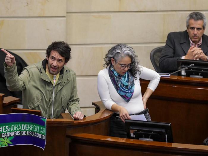 Juan Carlos Losada (izq) y María José Pizarro, ponentes del proyecto de regularización del cannabis