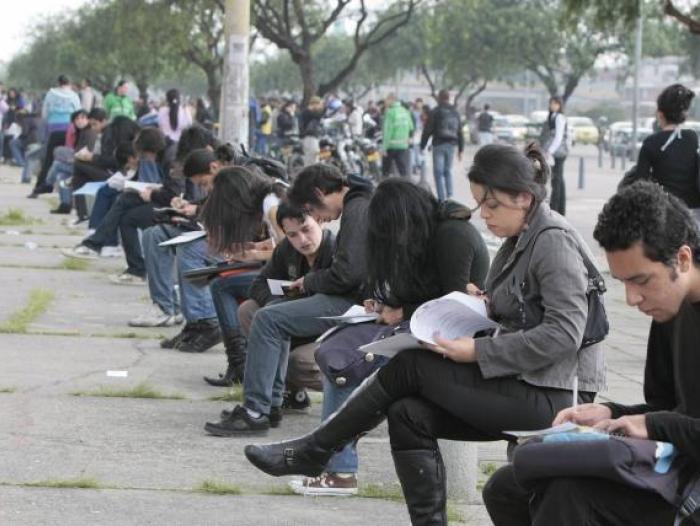 Jóvenes buscando empleo