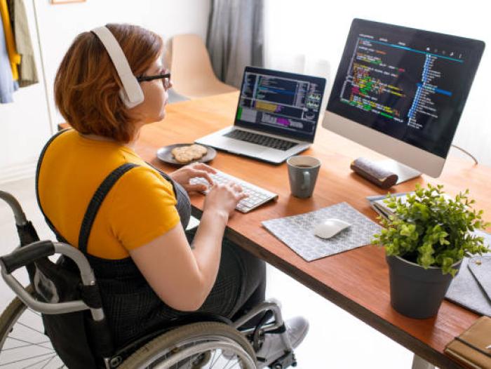 Mujer en silla de ruedas trabajando