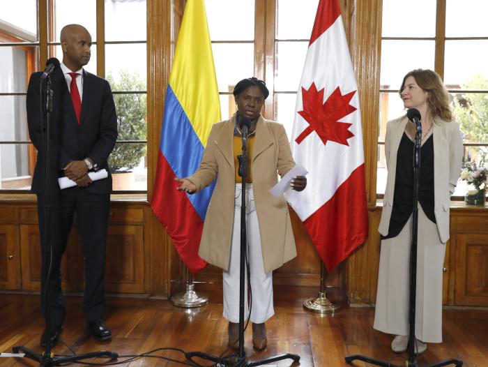 Ministro de Desarrollo Internacional de Canadá, Ahmed Hussen; la representante de ONU Mujeres Colombia, Bibiana Aido, y la vicepresidenta de Colombia, Francia Márquez