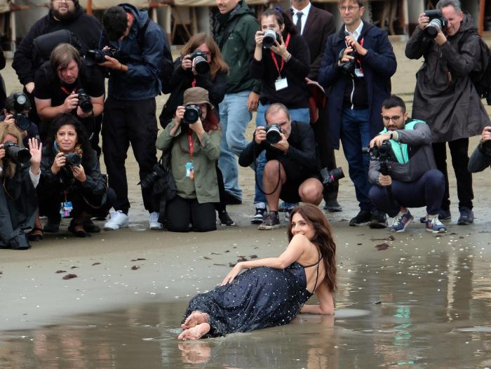 La actriz italiana Caterina Murino en la 80 edición del Festival Internacional de Cine de Venecia