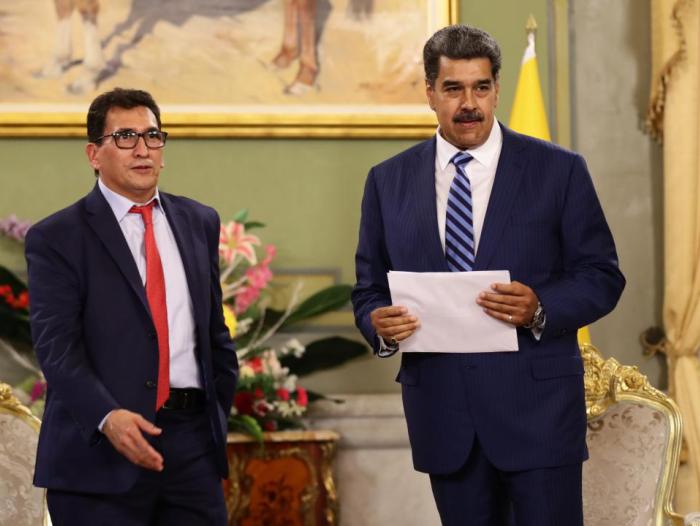 Embajador de Colombia en Venezuela junto a Nicolás Maduro.