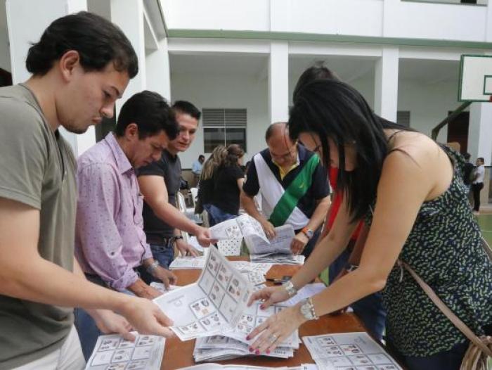 Jurados de votación haciendo escrutinio