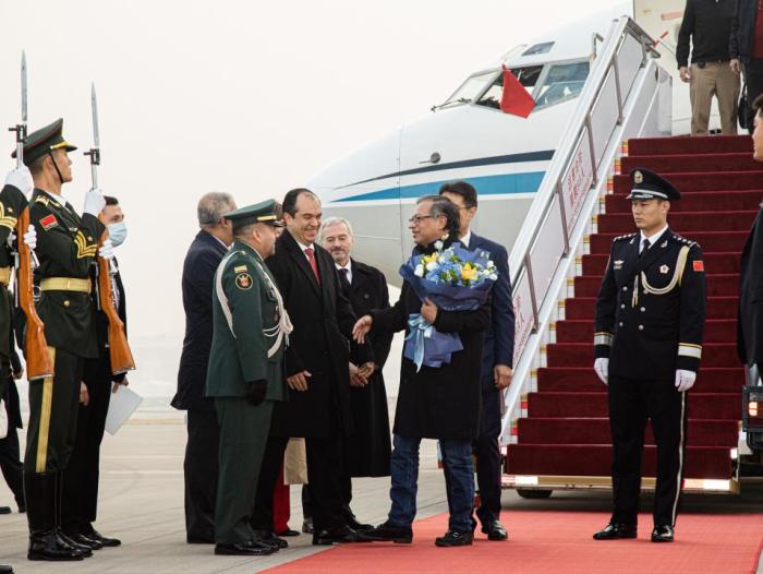 El presidente Gustavo Petro en su llegada a China.