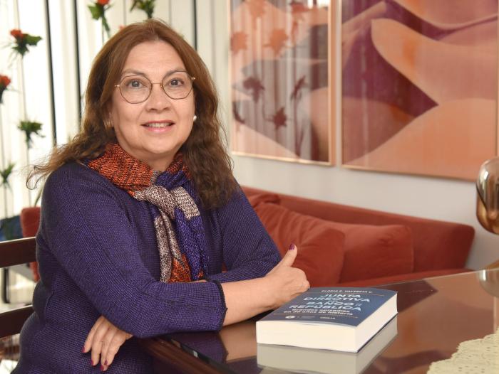 Gloria Valencia Cadavid, periodista y escritora, autora de Junta Directiva del Banco de la República