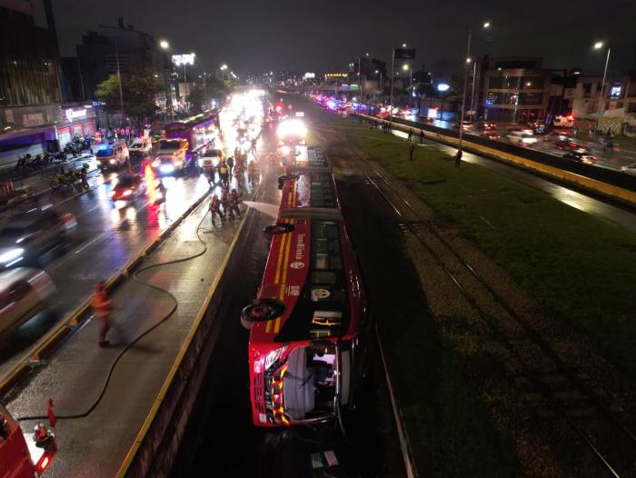 Bus de TransMilenio volcado