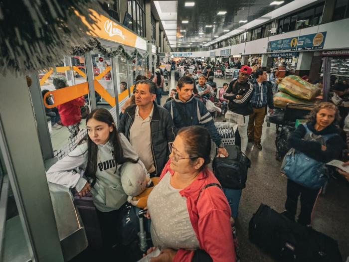 Pasajeros con destino a Villavicencio en la Terminal de Transporte