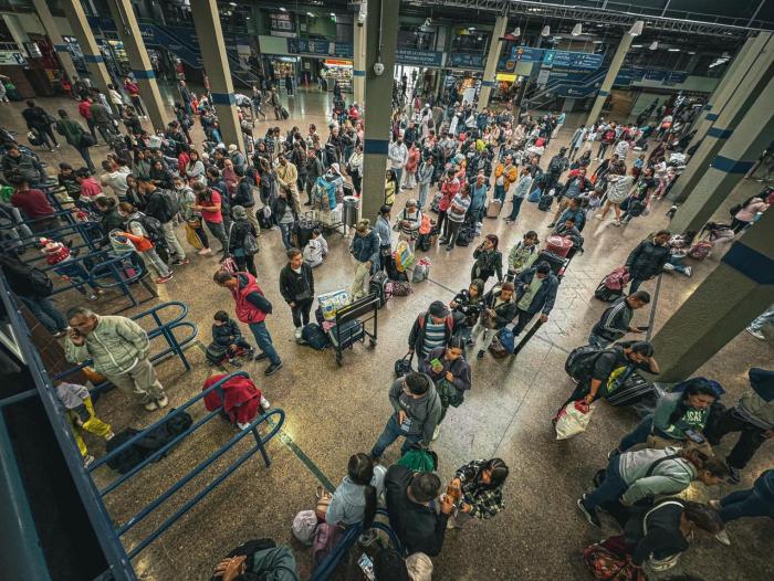 Largas filas de viajeros que van a Villavicencio en la Terminal de Transporte