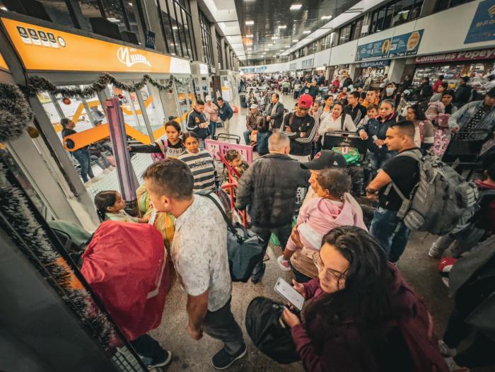 Aglomeración de pasajeros que viajan rumbo al Llano