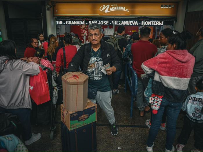 Viajeros en el Terminal de Transporte de Bogotá