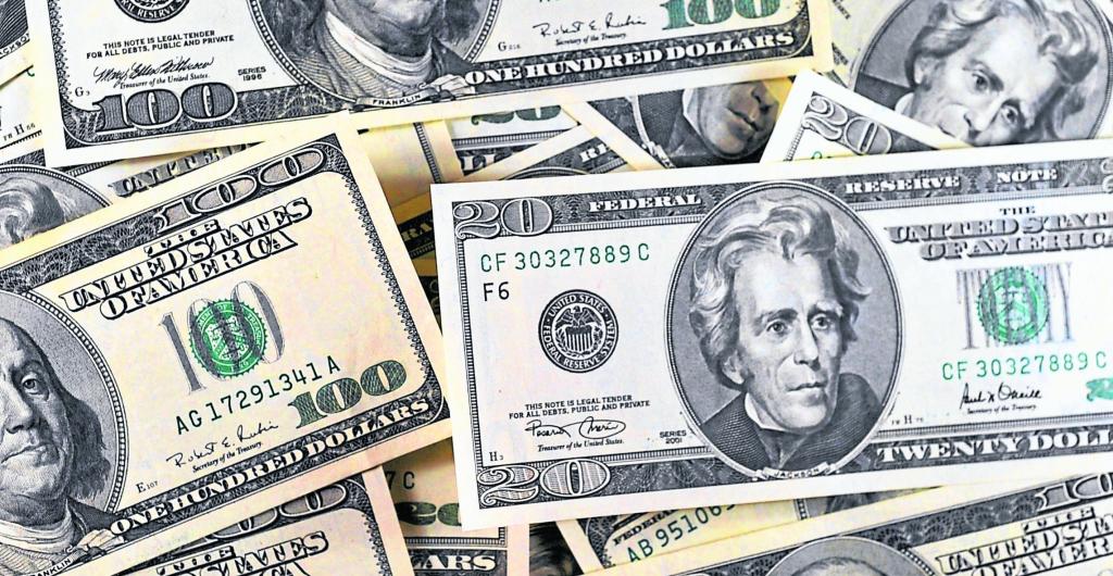 El dólar perdió 11 pesos y se cotizó al cierre en $2.460