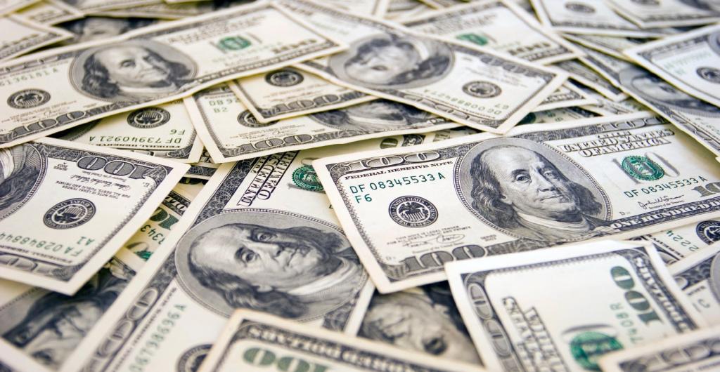 El dólar repuntó 5,66 pesos hasta $2.393