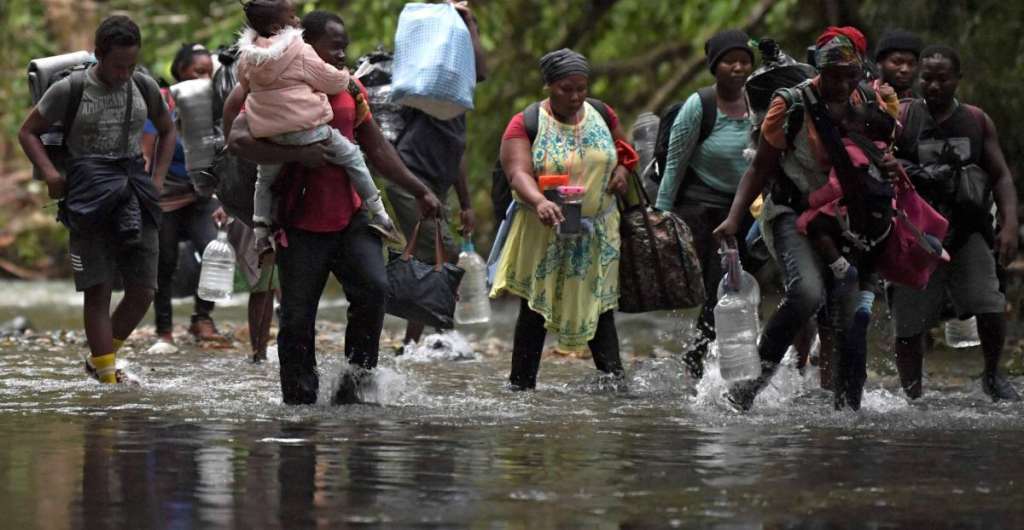 Migrantes cruzando el Darién