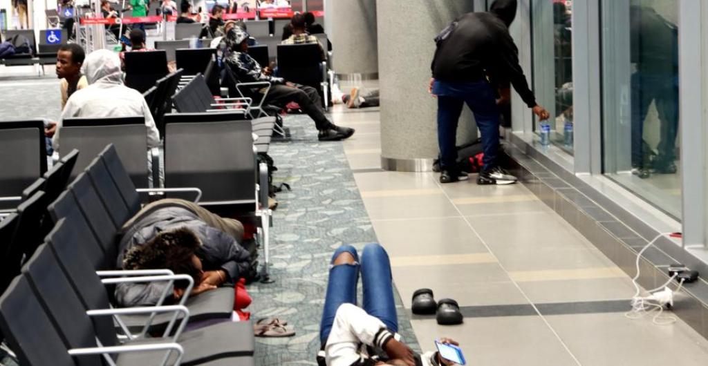 Migrantes africanos en el Aeropuerto El Dorado