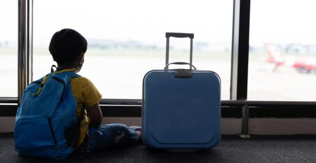 Menor abandonado en aeropuerto