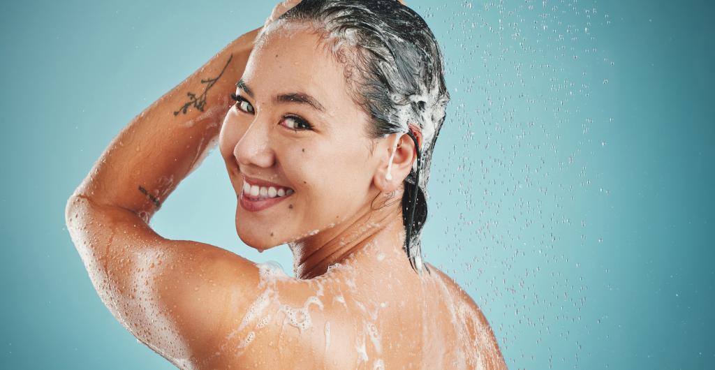 mujer tomando baño